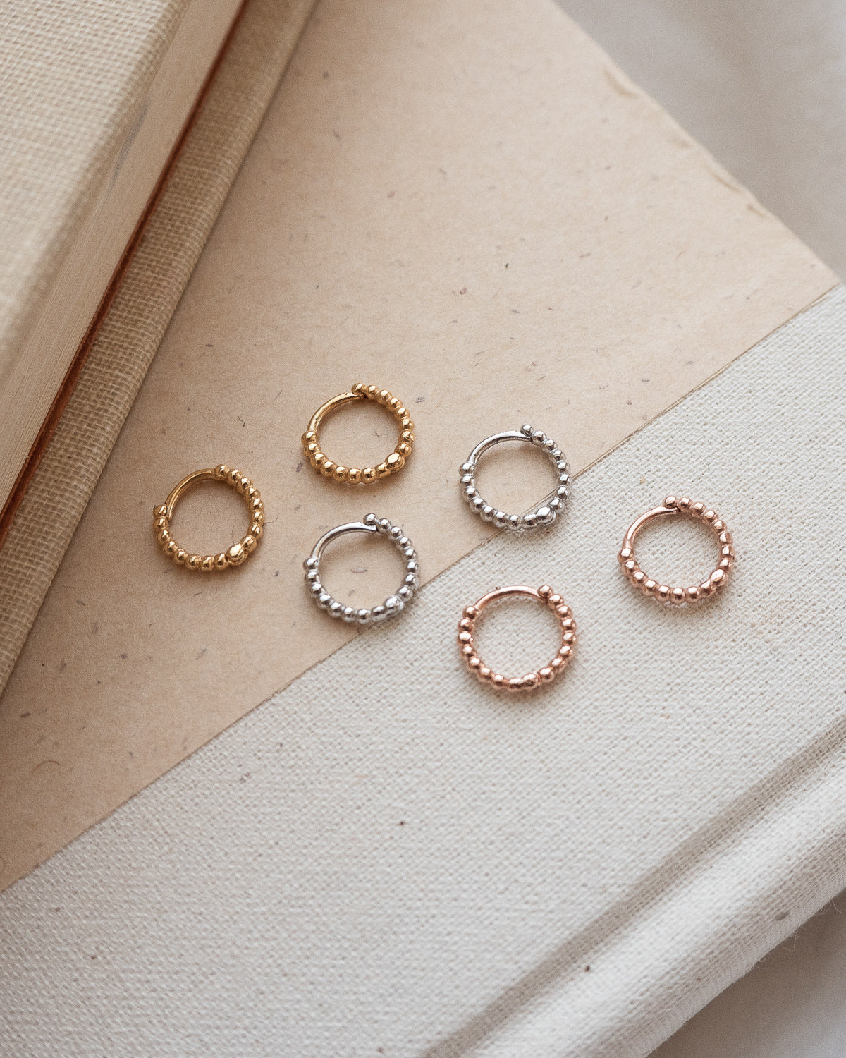 Brinco Argola Mini Contínua com Esferas - Ouro 18K - detalhe 06 | SILLENE