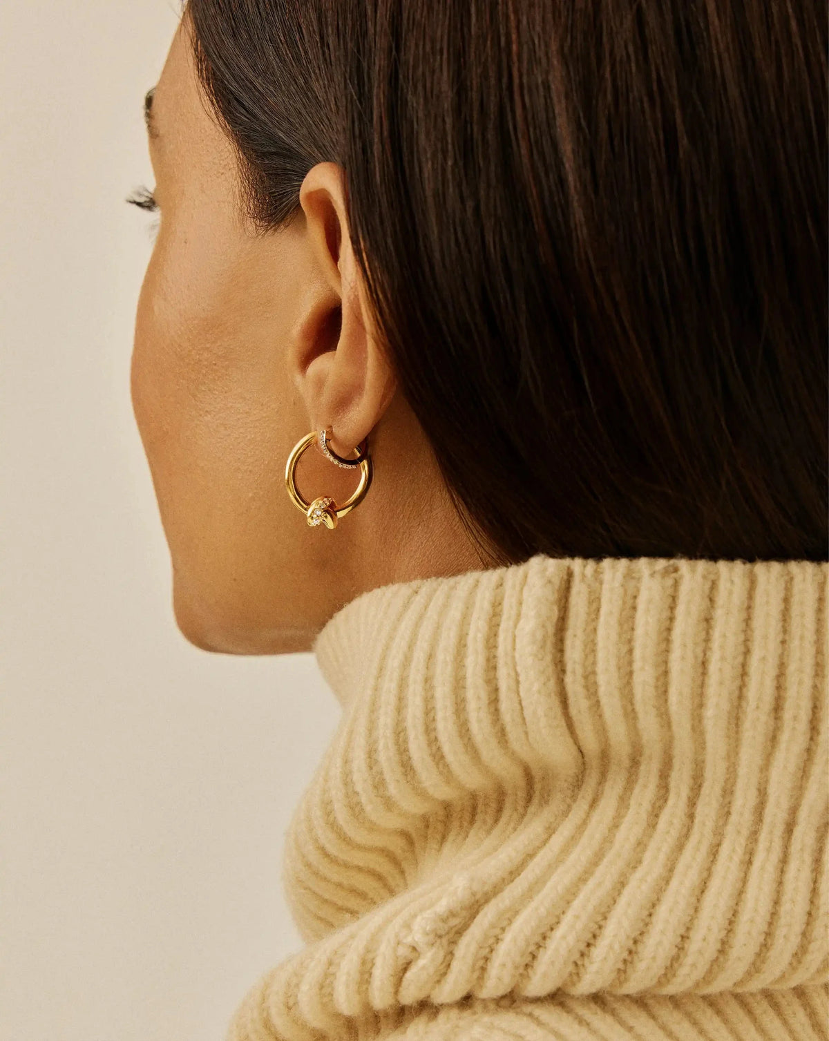 Brinco Argola Nó Cravejado Pequena - Ouro 18K | SILLENE