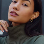 Brinco Argola Nó Cravejado Pequena - Ouro 18K | SILLENE