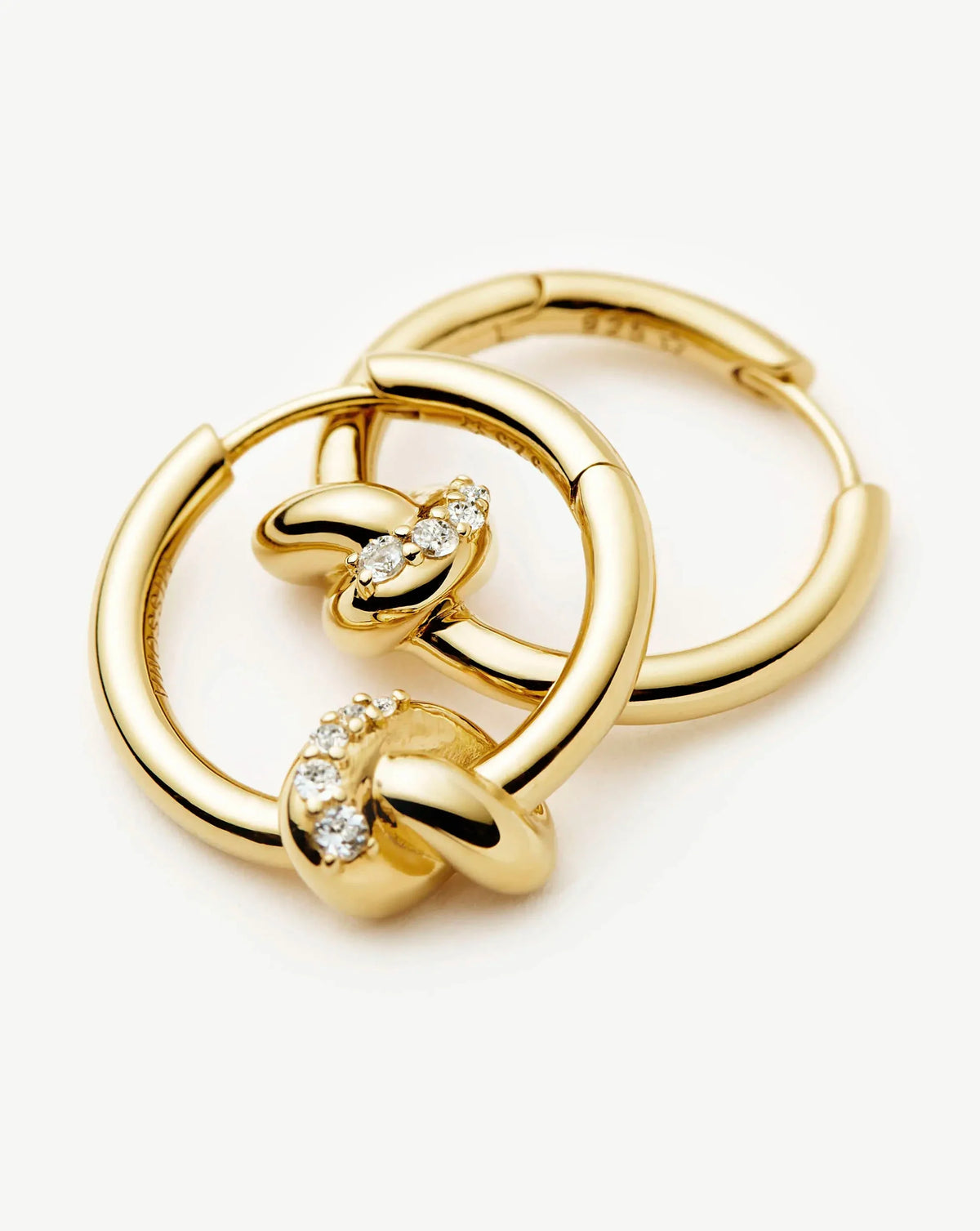 Brinco Argola Nó Cravejado Pequena - Ouro 18K | SILLENE