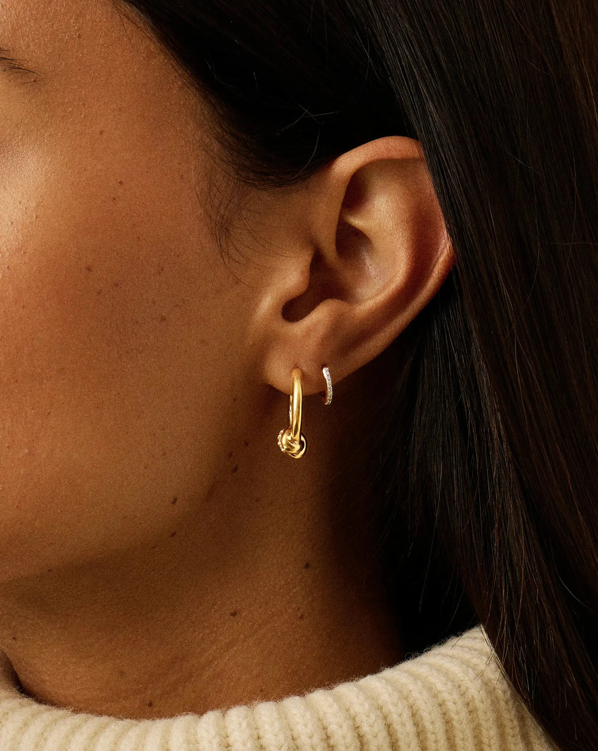 Brinco Argola Nó Cravejado Pequena - Ouro 18K | SILLENE