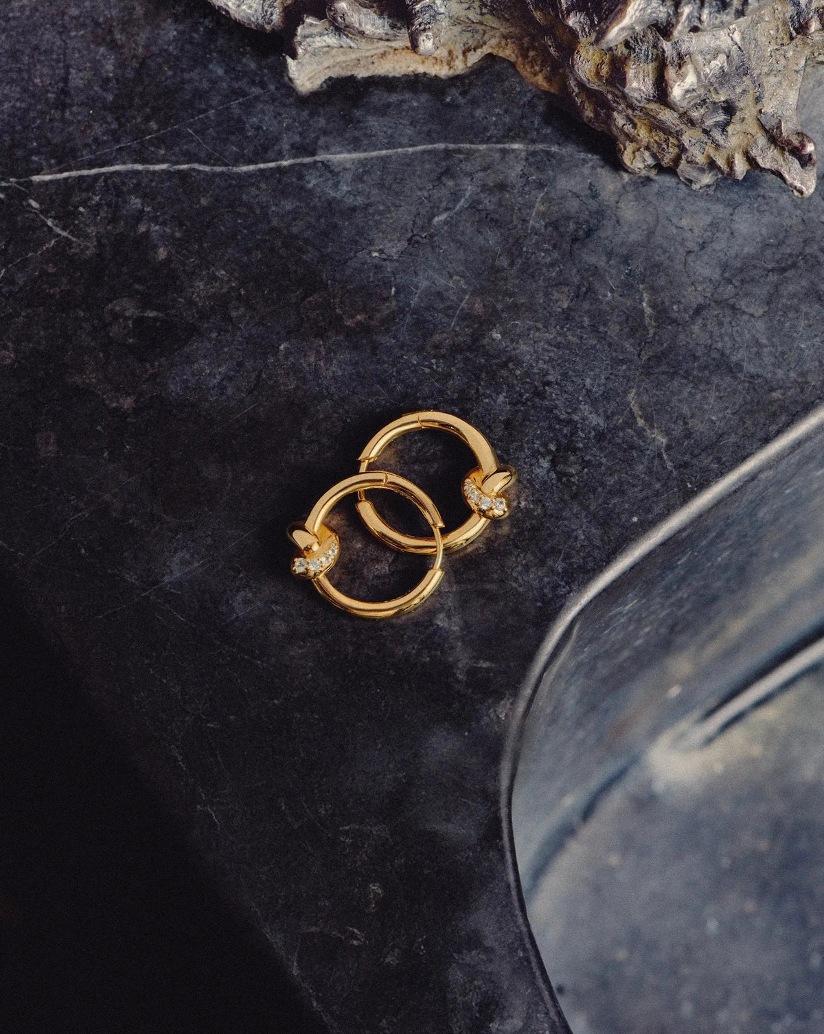 Brinco Argola Nó Cravejado Pequena - Ouro 18K | SILLENE