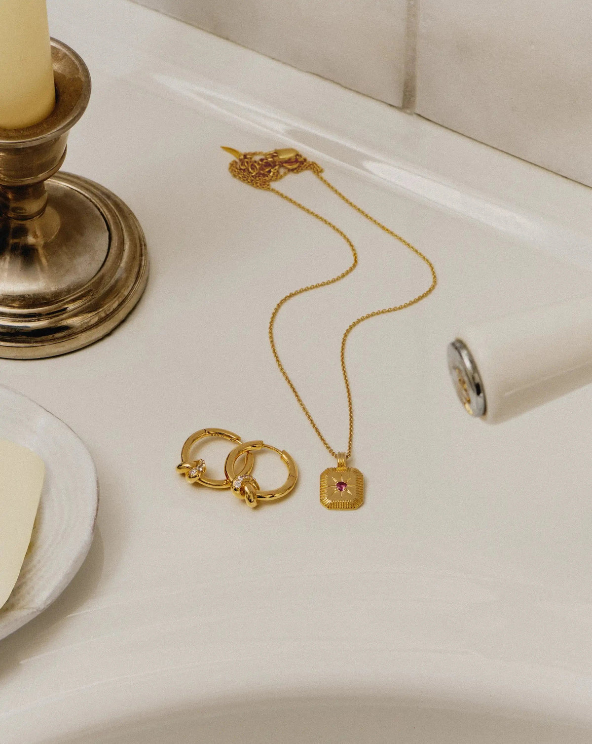 Brinco Argola Nó Cravejado Pequena - Ouro 18K | SILLENE