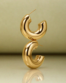 Brinco Argola Noemi - Ouro 18K - detalhe 02 | SILLENE