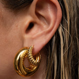 Brinco Argola Noemi - Ouro 18K - detalhe 03 | SILLENE