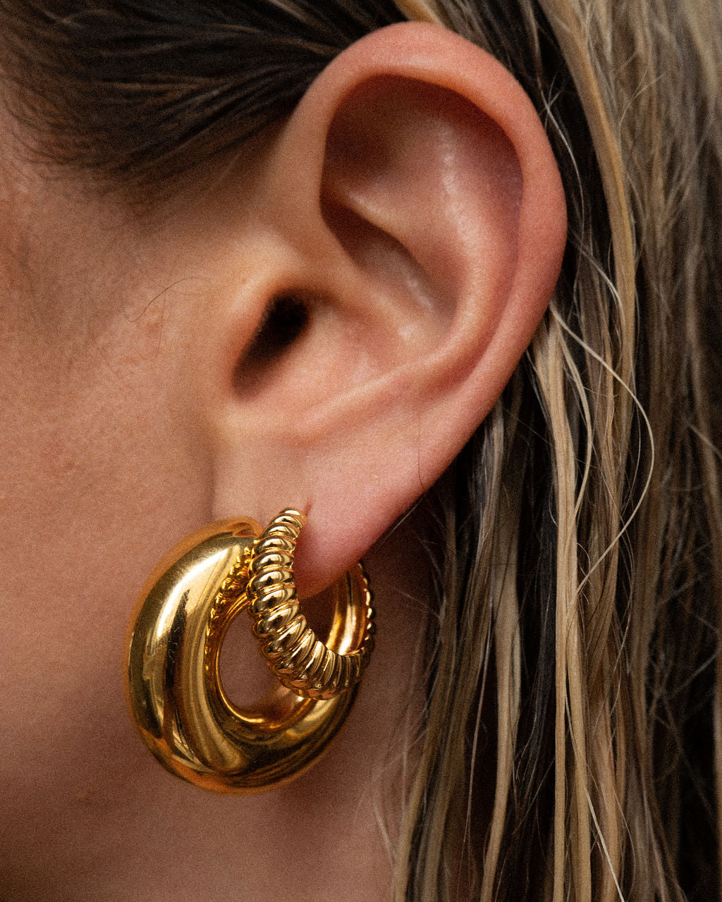 Brinco Argola Noemi - Ouro 18K - detalhe 03 | SILLENE