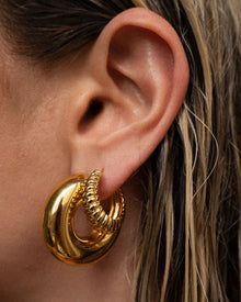 Brinco Argola Noemi - Ouro 18K - detalhe 03 | SILLENE