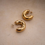 Brinco Argola Noemi - Ouro 18K - detalhe 04 | SILLENE