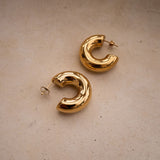 Brinco Argola Noemi - Ouro 18K - detalhe 04 | SILLENE