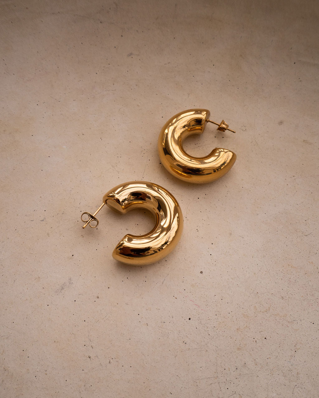 Brinco Argola Noemi - Ouro 18K - detalhe 04 | SILLENE