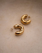 Brinco Argola Noemi - Ouro 18K - detalhe 04 | SILLENE