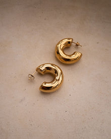 Brinco Argola Noemi - Ouro 18K - detalhe 04 | SILLENE