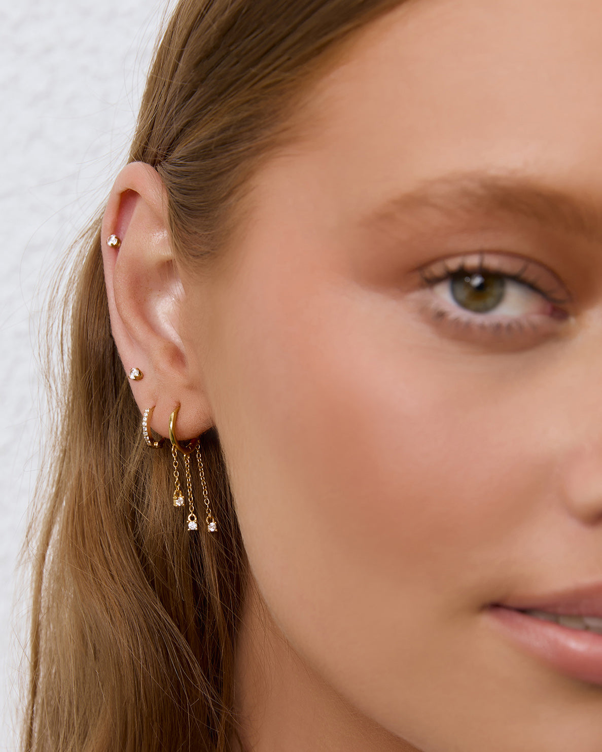 Brinco Argola Opal - Ouro 18K | SILLENE - uso
