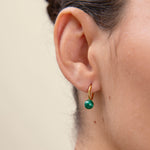 Brinco Argola Oval Malaquita - Ouro 18K | SILLENE - uso