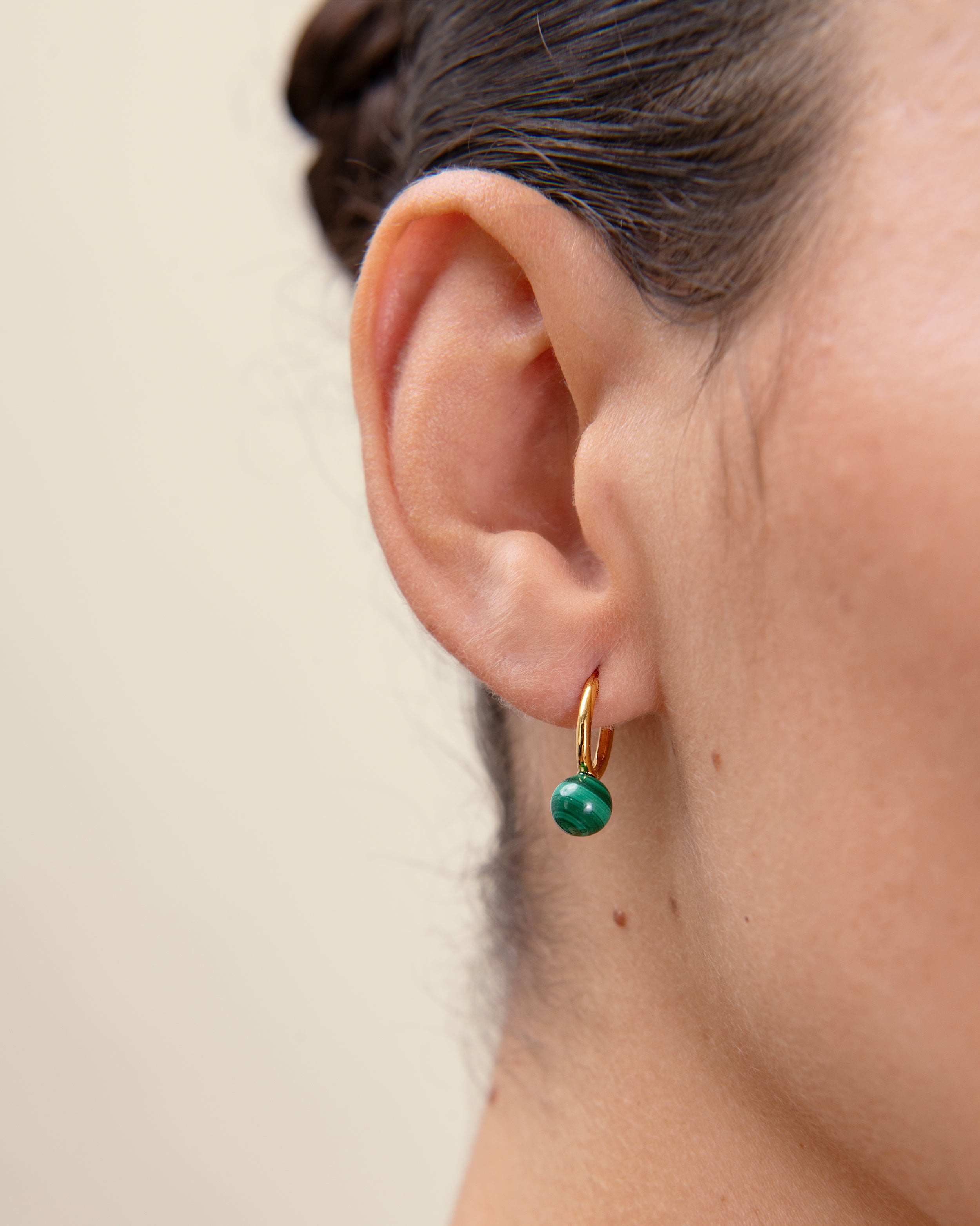 Brinco Argola Oval Malaquita - Ouro 18K | SILLENE - uso