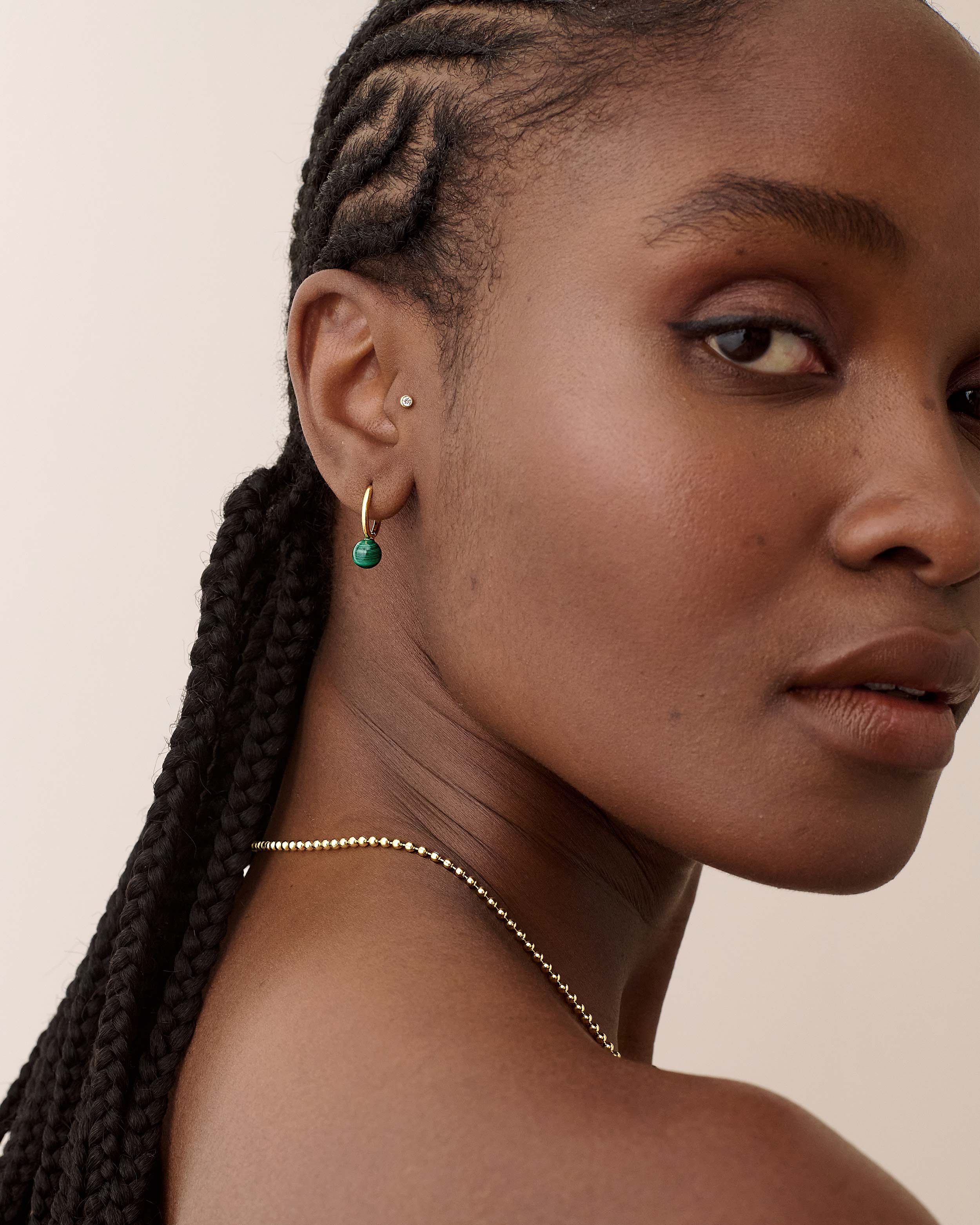 Brinco Argola Oval Malaquita - Ouro 18K | SILLENE