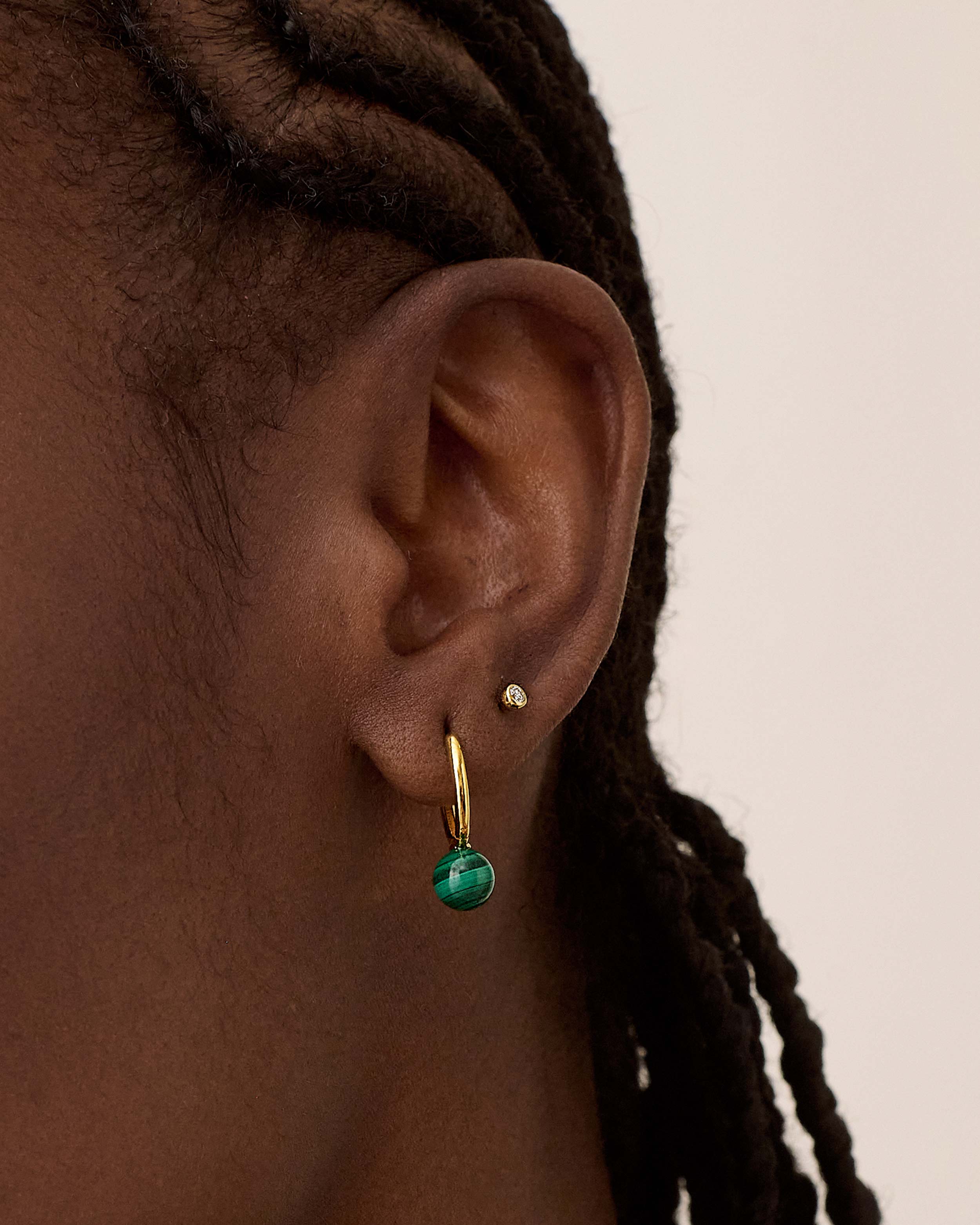 Brinco Argola Oval Malaquita - Ouro 18K | SILLENE