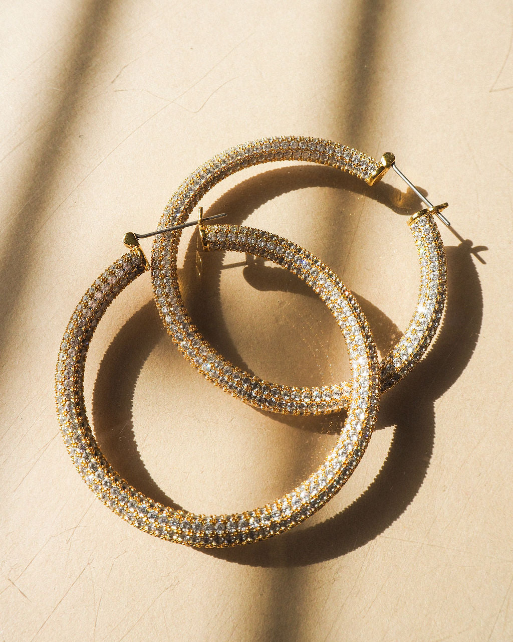 Brinco Argola Pavê Amalfi Grande - Ouro 18K - detalhe 04 | SILLENE