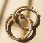 Brinco Argola Pavê Amalfi Grande - Ouro 18K - detalhe 04 | SILLENE