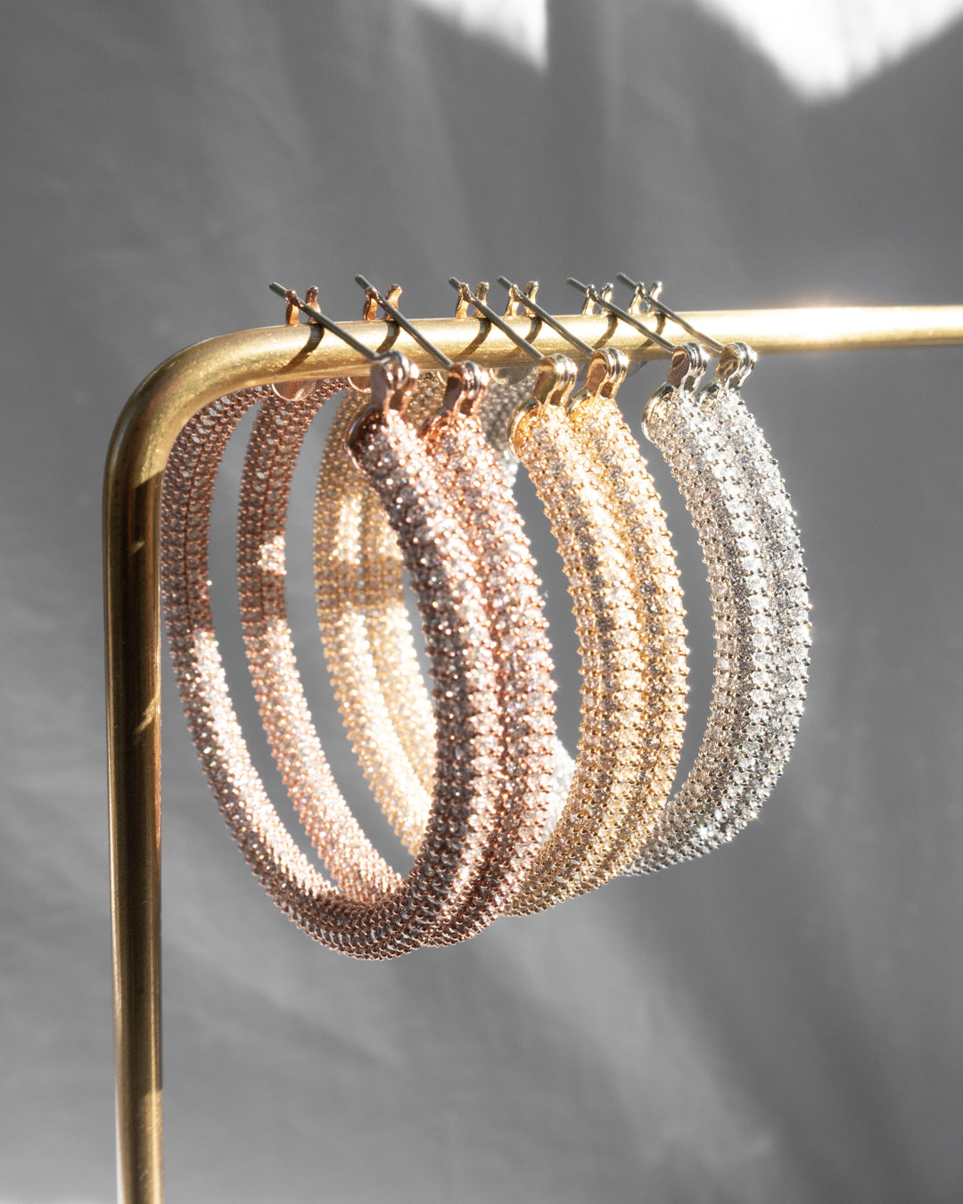 Brinco Argola Pavê Amalfi Grande - Ouro 18K - detalhe 07 | SILLENE