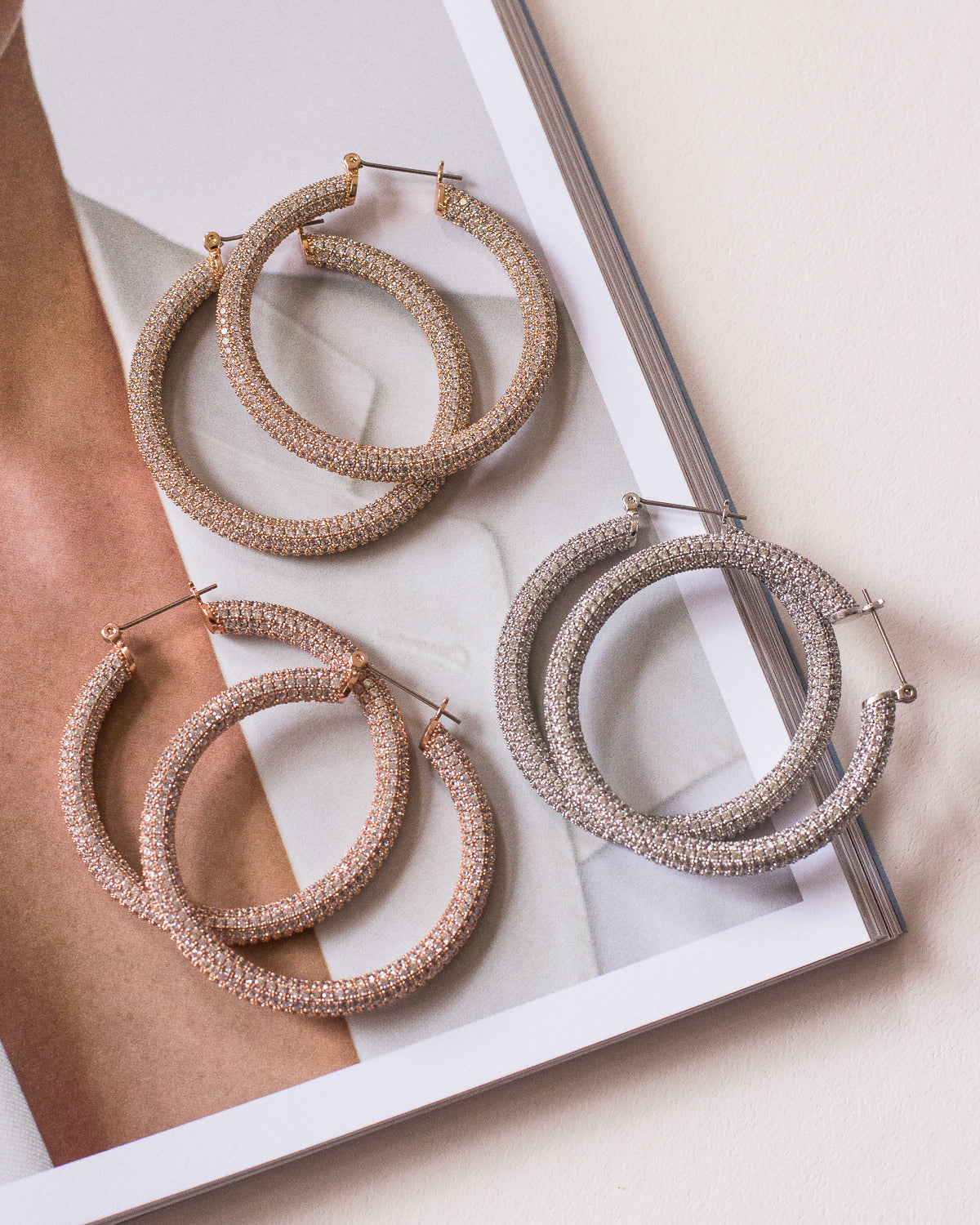 Brinco Argola Pavê Amalfi Grande - Ouro 18K - detalhe 08 | SILLENE