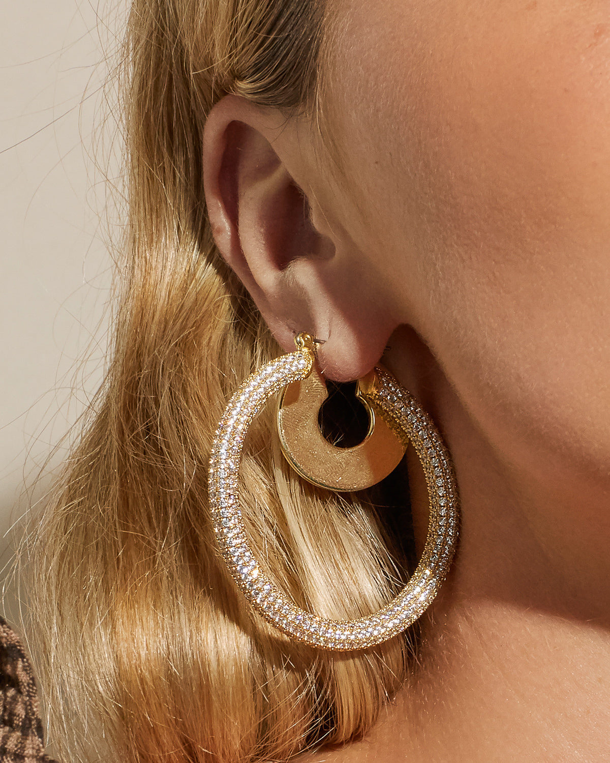 Brinco Argola Pavê Amalfi Grande - Ouro 18K - detalhe 09 | SILLENE