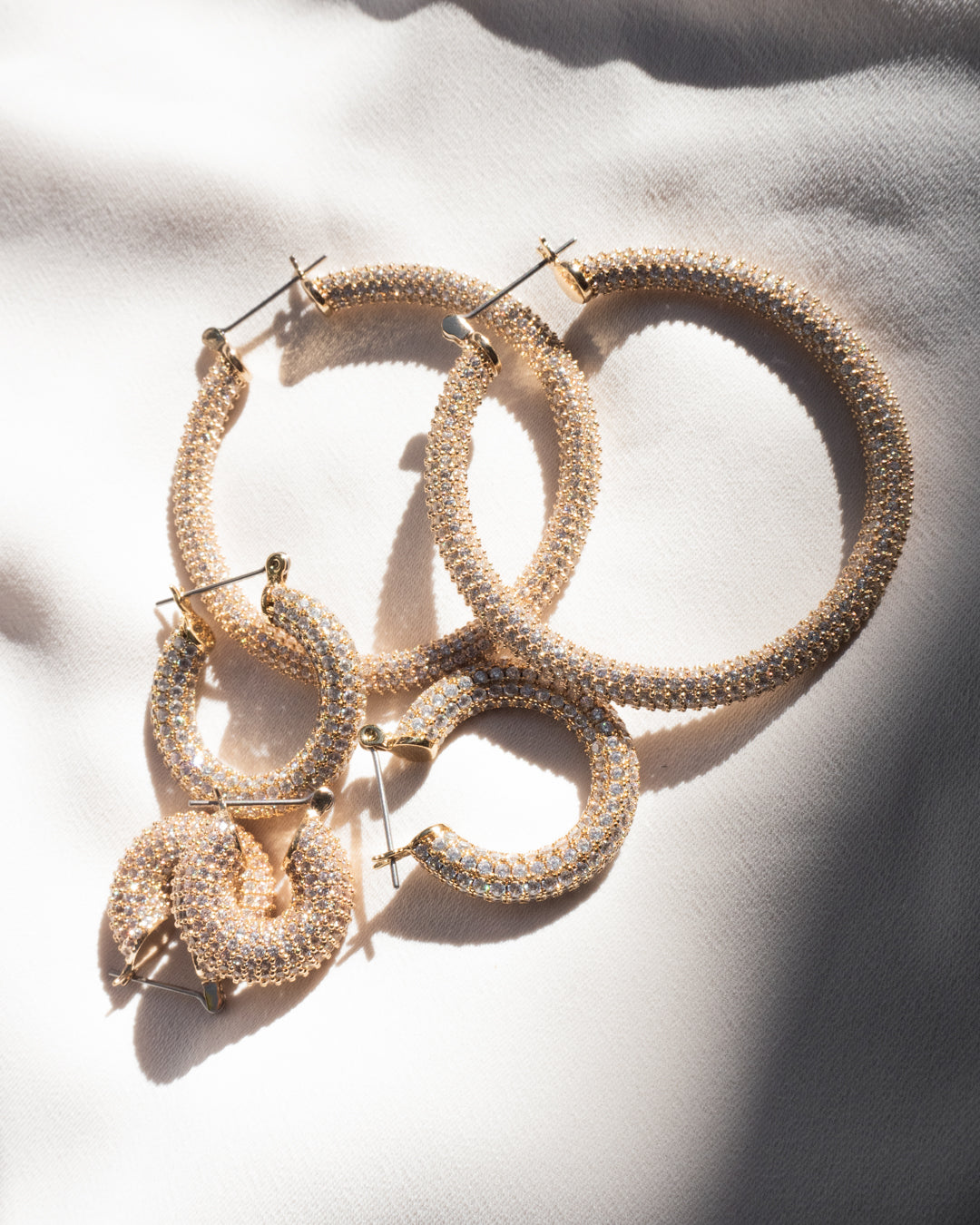 Brinco Argola Pavê Amalfi Grande - Ouro 18K - detalhe 10 | SILLENE