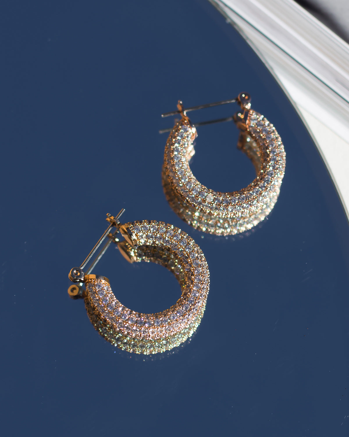 Brinco Argola Pavê Amalfi Média - Ouro 18K - detalhe 03 | SILLENE