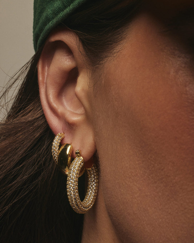 Brinco Argola Pavê Amalfi Média - Ouro 18K - detalhe 04 | SILLENE