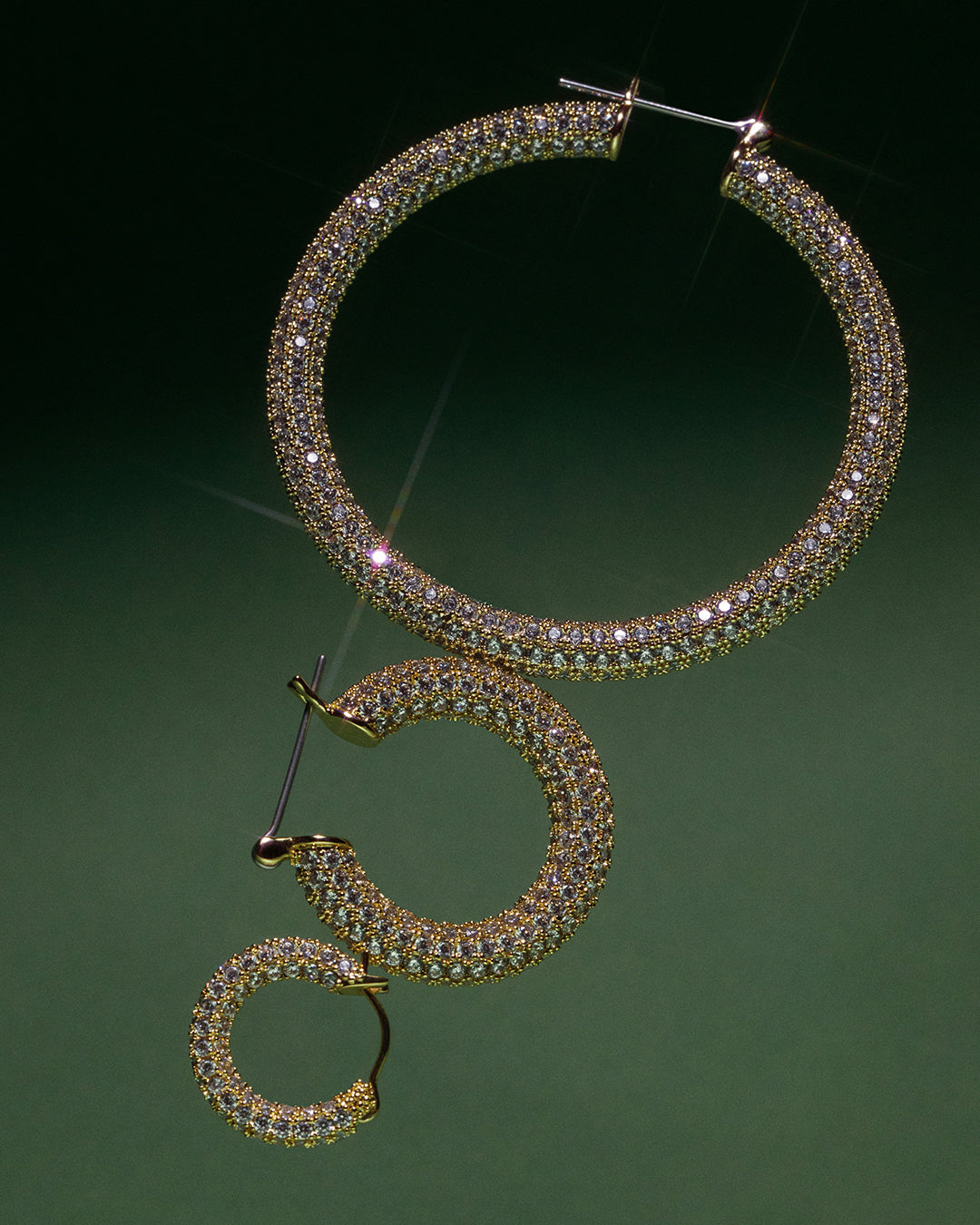 Brinco Argola Pavê Amalfi Média - Ouro 18K - detalhe 05 | SILLENE