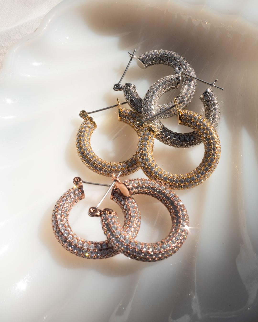 Brinco Argola Pavê Amalfi Média - Ouro 18K - detalhe 07 | SILLENE