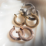 Brinco Argola Pavê Amalfi Média - Ouro 18K - detalhe 07 | SILLENE