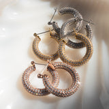 Brinco Argola Pavê Amalfi Média - Ouro 18K - detalhe 07 | SILLENE