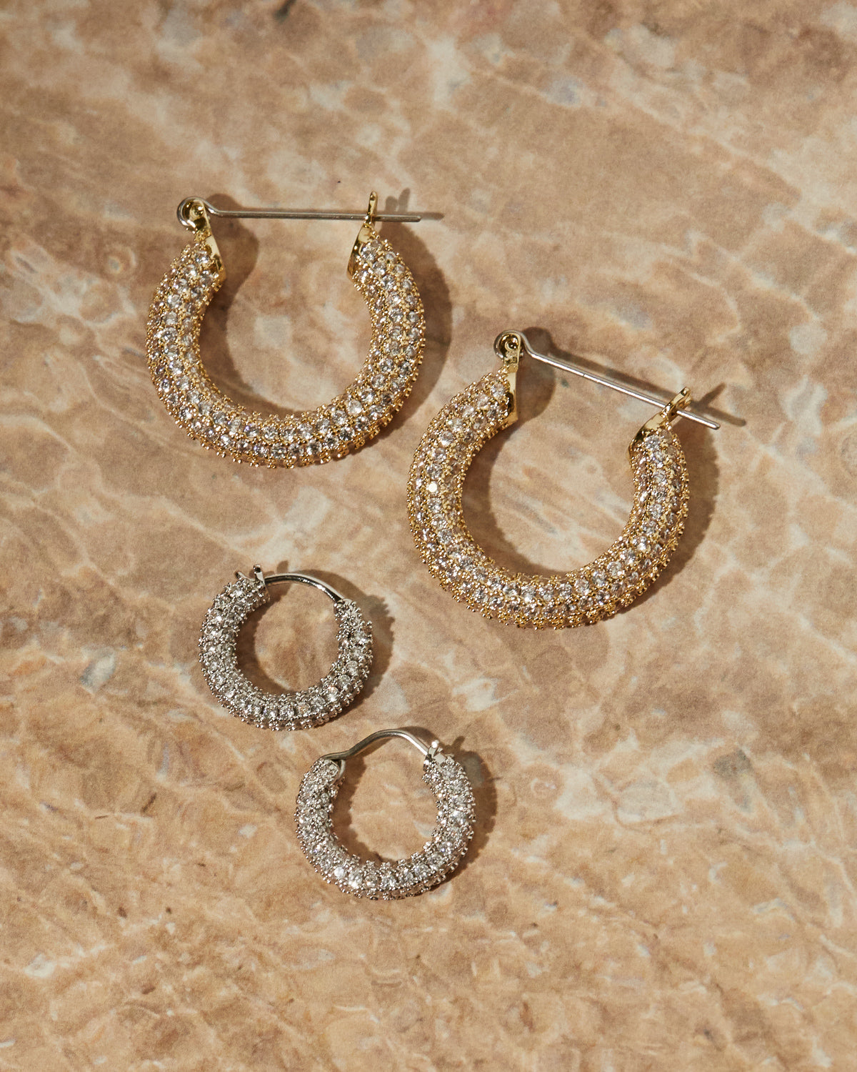 Brinco Argola Pavê Amalfi Média - Ouro 18K - detalhe 09 | SILLENE