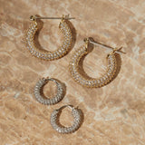 Brinco Argola Pavê Amalfi Média - Ouro 18K - detalhe 09 | SILLENE
