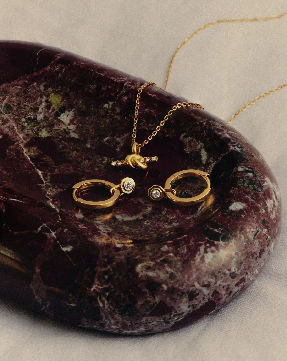 Brinco Argola Pequena Gota Cravejada - Ouro 18K | SILLENE