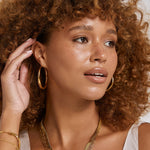 Brinco Argola Riley Grande - Ouro 18K | SILLENE - uso