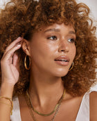 Brinco Argola Riley Grande - Ouro 18K | SILLENE - uso