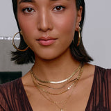Brinco Argola Riley Grande - Ouro 18K | SILLENE - uso