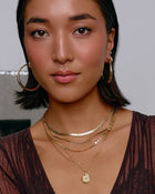 Brinco Argola Riley Grande - Ouro 18K | SILLENE - uso
