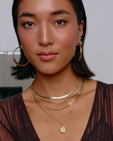 Brinco Argola Riley Grande - Ouro 18K | SILLENE - uso