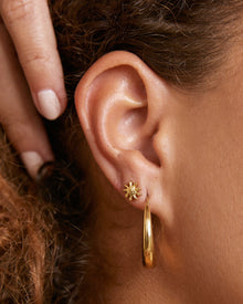 Brinco Argola Riley Pequena - Ouro 18K | SILLENE - uso