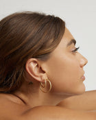 Brinco Argola Sebastian - Ouro 18K | SILLENE - uso