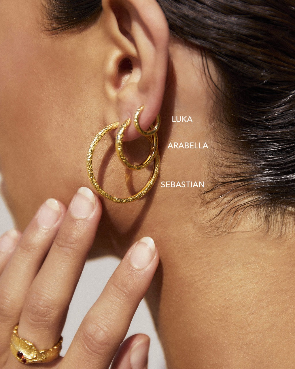 Brinco Argola Sebastian - Ouro 18K | SILLENE - uso