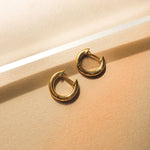 Brinco Argola Sicily - Ouro 18K - detalhe 04 | SILLENE