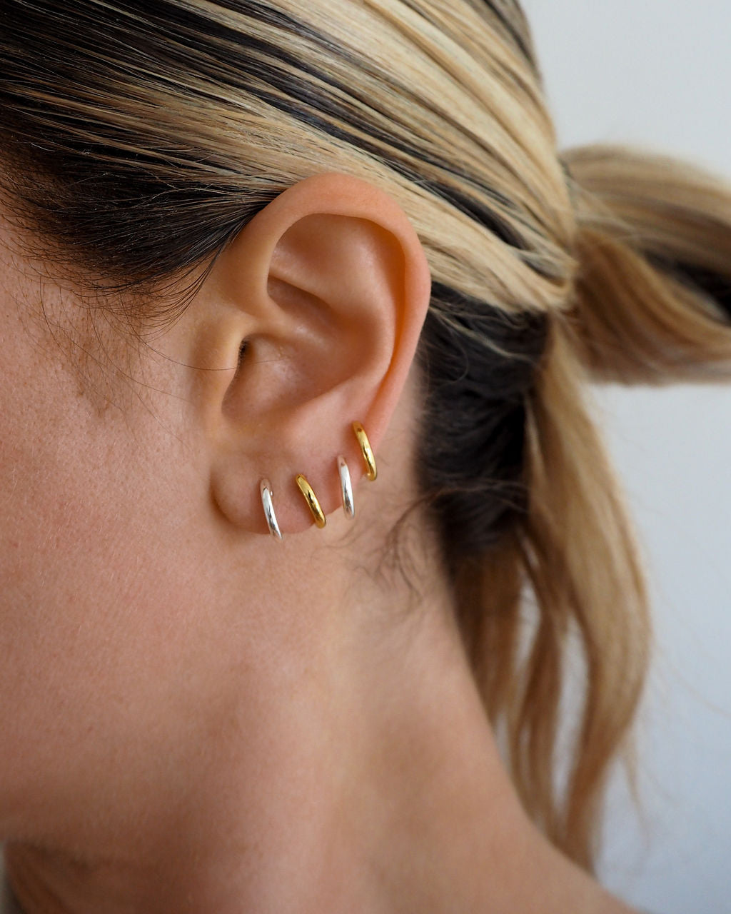Brinco Argola Sicily - Ouro 18K - detalhe 05 | SILLENE