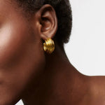 Brinco Argola Texturizada Média - Ouro 18K | SILLENE