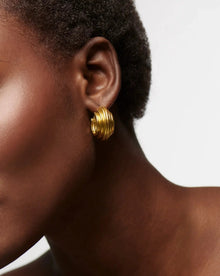 Brinco Argola Texturizada Média - Ouro 18K | SILLENE