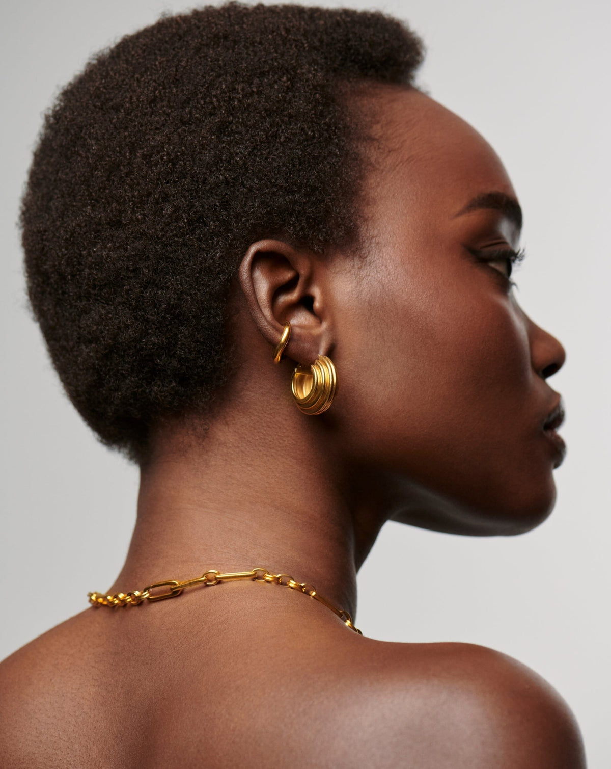 Brinco Argola Texturizada Média - Ouro 18K | SILLENE