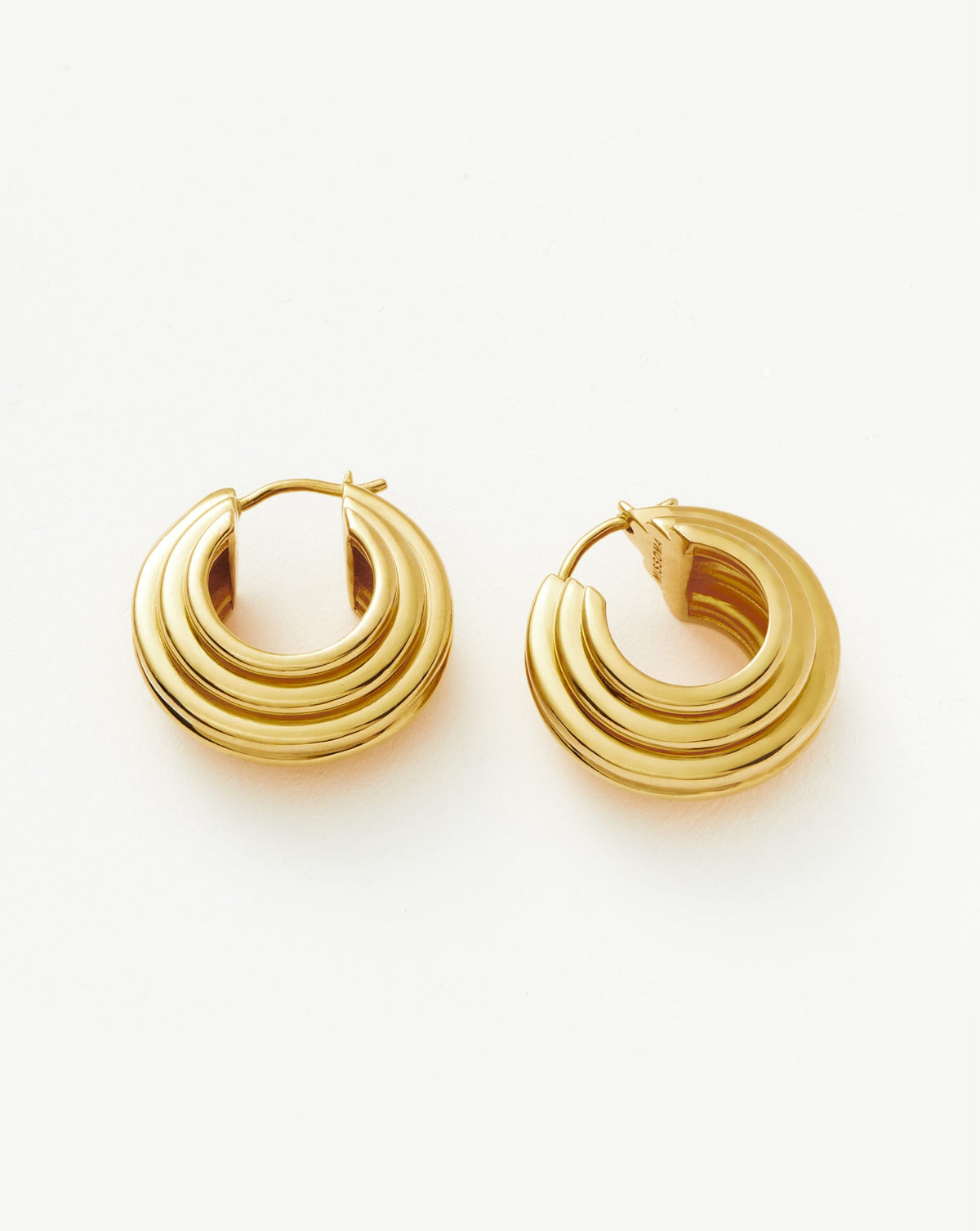 Brinco Argola Texturizada Média - Ouro 18K | SILLENE
